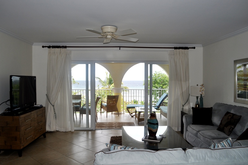 Sapphire Beach 305 Living 1